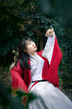 拿碗喝酒的女孩
