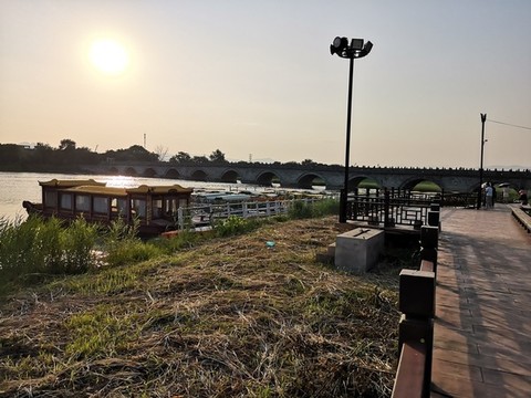 遠眺落日余暉下的盧溝橋