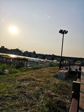 遠眺落日余暉下的盧溝橋