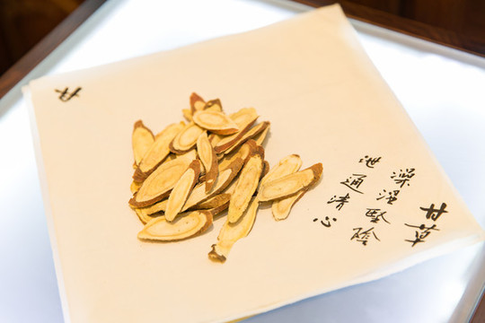 甘草放在有介紹的紙上