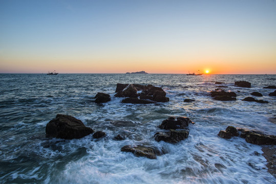 夕陽下漁船出海