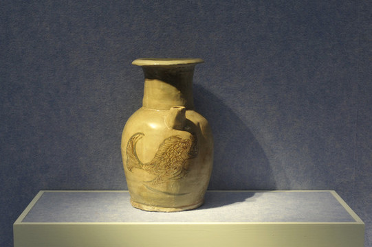 青釉刻魚紋執(zhí)壺