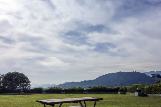 藍天白云遠山草地