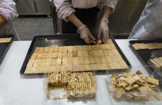 烘焙工廠手工包裝流程