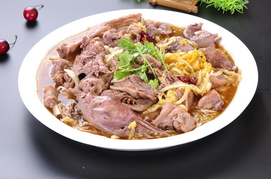 酸菜燉大鵝