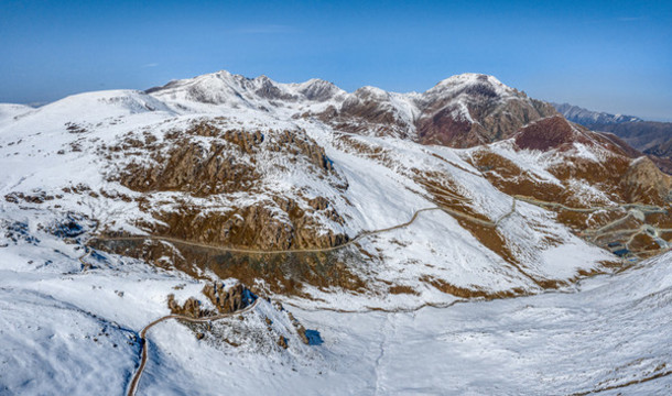 航拍祁連山雪山