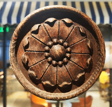 圓形規(guī)則圖案木刻飾品