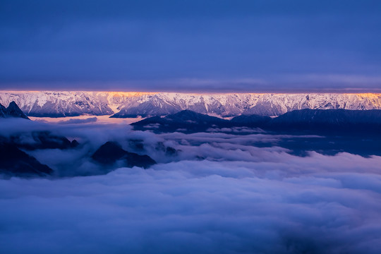 貢嘎牛背山