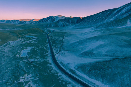 雪山與道路