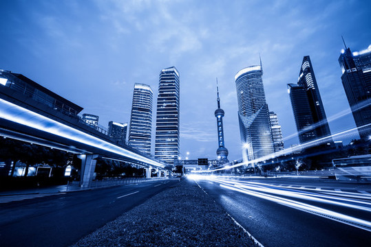 仰拍上海陸家嘴金融區(qū)街道夜景