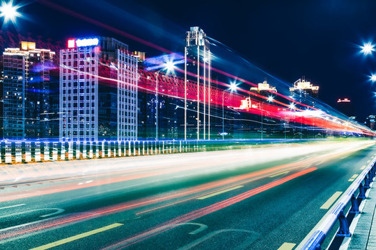 夜景和汽車尾燈光軌