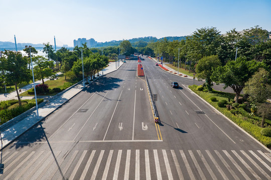 寬大的道路馬路