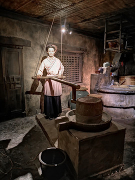 古代妇女磨豆腐场景