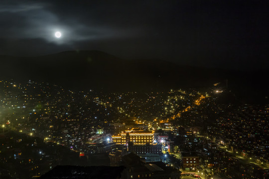 色達(dá)佛學(xué)院夜景