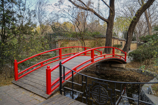 北京何各莊果園西餐廳紅色的橋