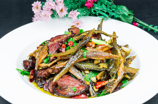 手撕魚(yú)炒臘牛肉