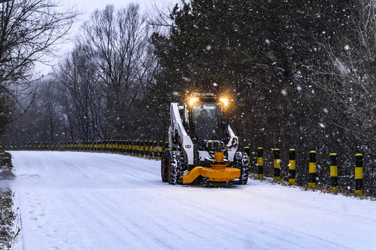 雪中的凈月潭森林公園和清雪車
