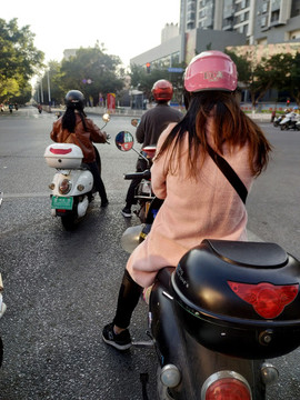 開(kāi)摩托車的女人