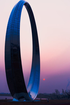 夕陽下的城市地標