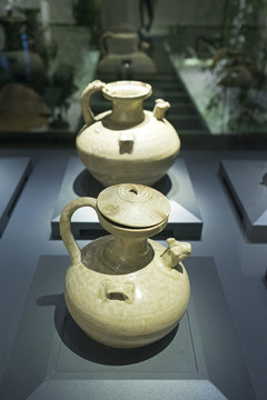 青瓷雞首壺