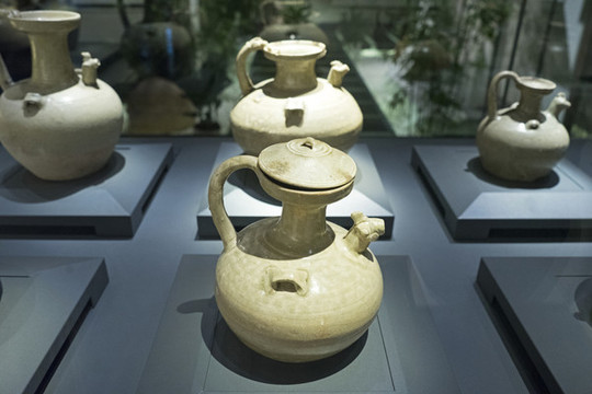青瓷雞首壺
