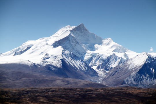 雪山高原湛藍(lán)的天空山峰雪峰