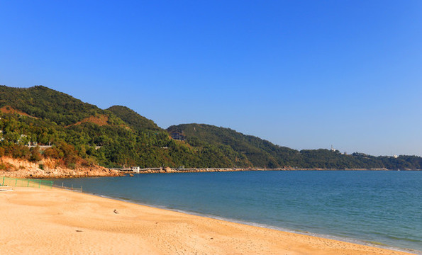 海邊沙灘高山海濱棧道
