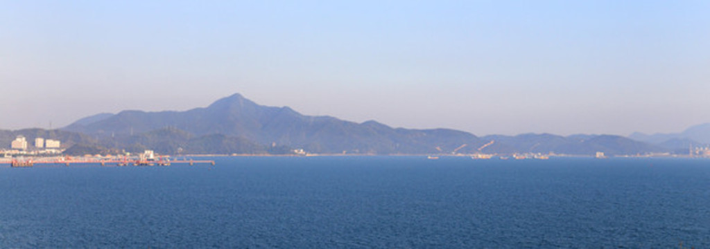海景海水遠(yuǎn)山貨船