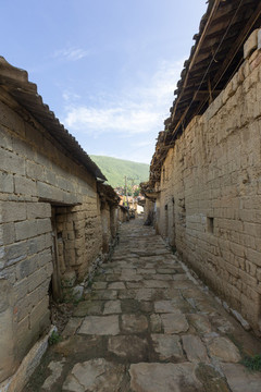 古村土坯墻石頭路