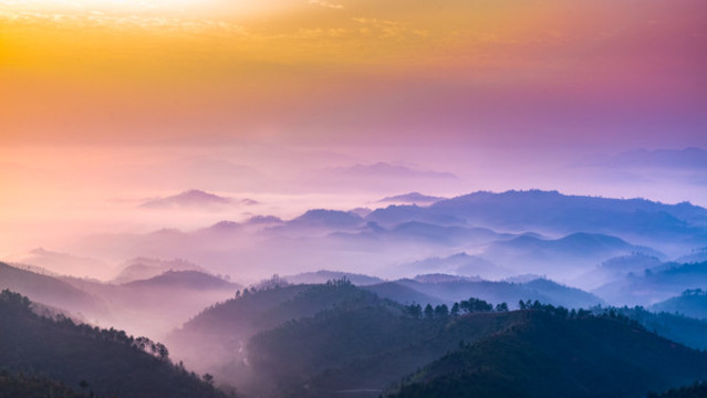 晨霧中的山巒