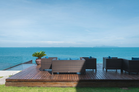 海邊休閑長椅和熱帶海洋風(fēng)景