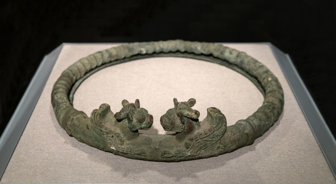 戰(zhàn)國青銅翼獸環(huán)