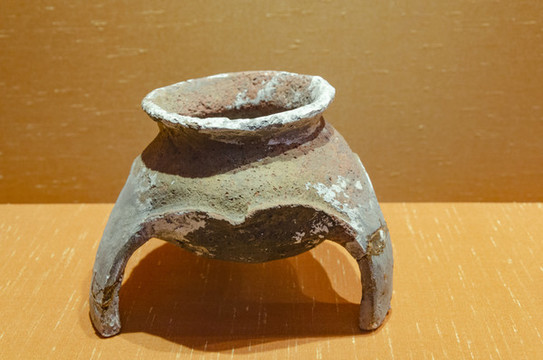 馬家浜文化粗砂陶三足器