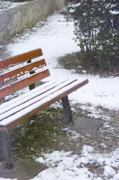 雪和紅椅子