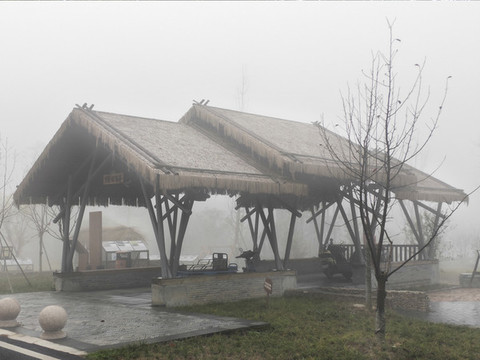 霧中涼亭