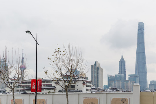 下雪天的上海中心大廈