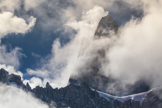 險峻的高山