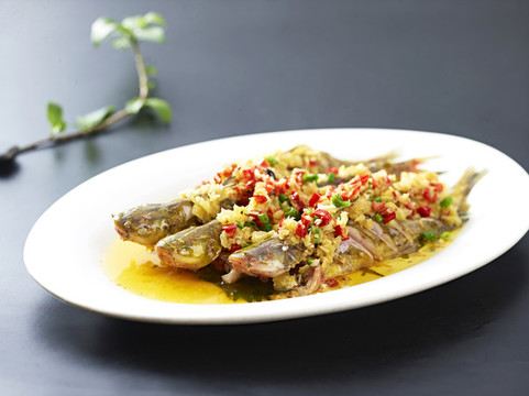 醬椒蒸黃骨魚(yú)