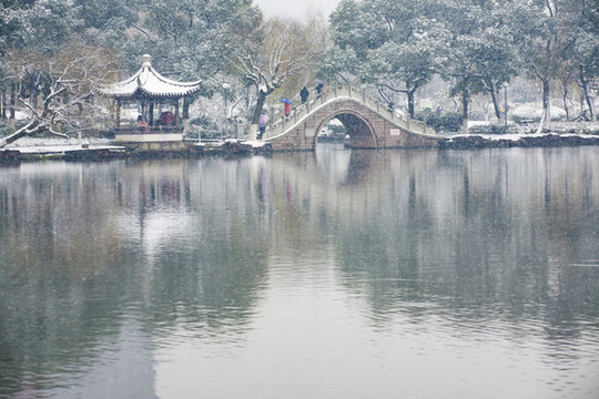 月湖雪景