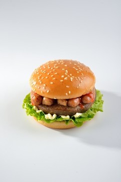 烤腸牛肉漢堡