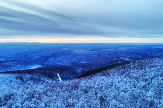 雪原山林霧凇