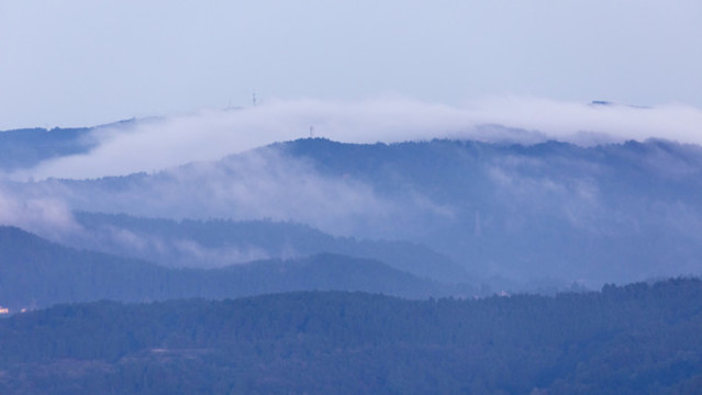 霧色山巒素材