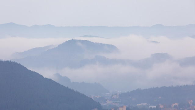 霧色山巒素材