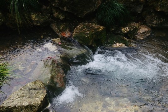山間小溪流