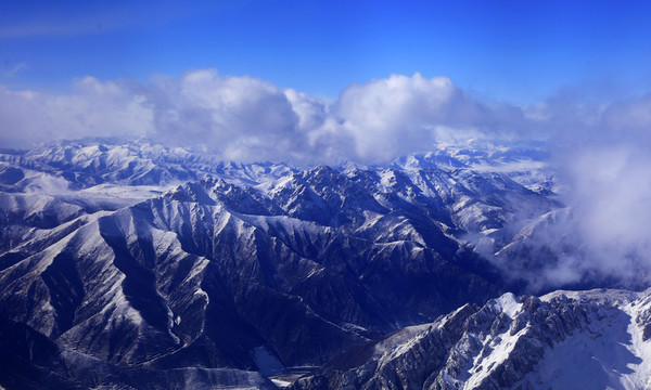 航拍青藏高原雪山