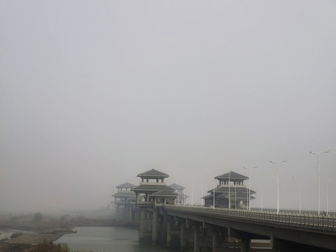 霧霾下的灞河入渭口防汛交通橋