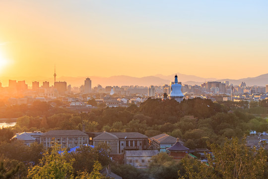 北京景山遠(yuǎn)眺北海公園白塔夕陽