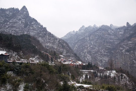 蒼茫雪域染武當(dāng)山