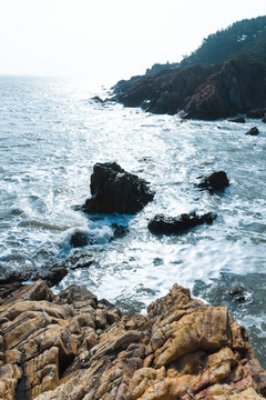 榮成成山風(fēng)景區(qū)的礁石與海浪