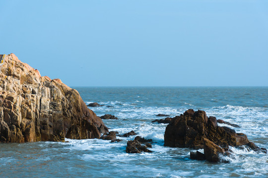 榮成成山風(fēng)景區(qū)的礁石與海浪